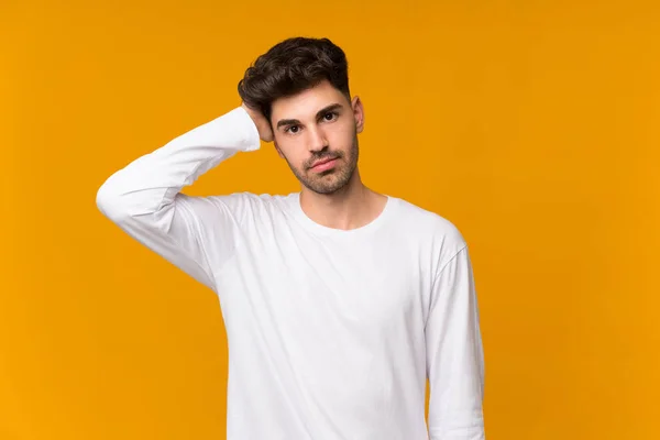 Junger Mann Mit Orangefarbenem Hintergrund Und Ausdruck Von Frustration Und — Stockfoto