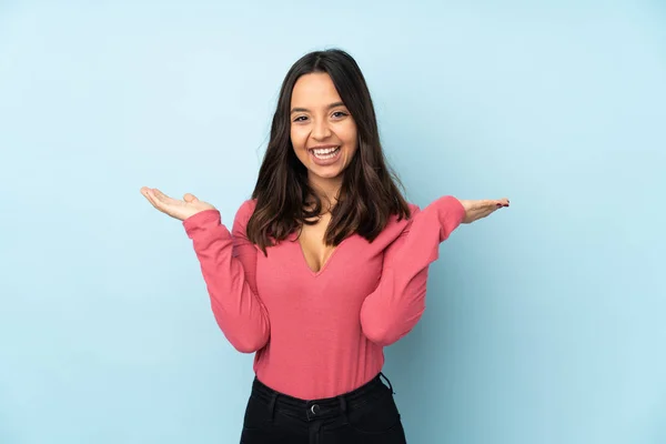 Joven Mujer Mestiza Aislada Sobre Fondo Azul Sonriendo Mucho —  Fotos de Stock