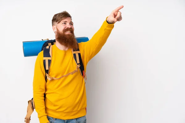 Joven Montañista Con Una Gran Mochila Sobre Fondo Blanco Aislado — Foto de Stock