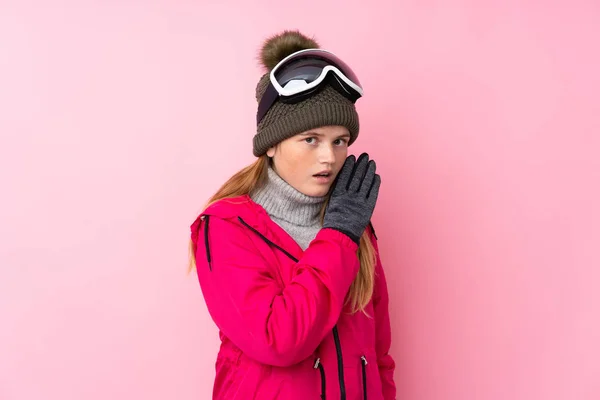 Ουκρανή Έφηβη Σκιέρ Κορίτσι Γυαλιά Σνόουμπορντ Πάνω Από Απομονωμένο Ροζ — Φωτογραφία Αρχείου