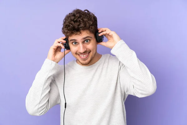 Homme Caucasien Isolé Sur Fond Violet Écouter Musique — Photo