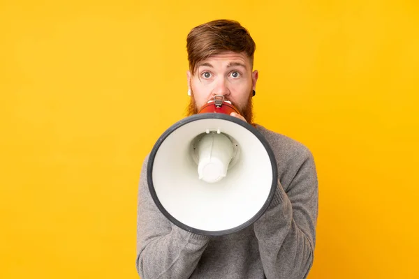 Roodharige Man Met Lange Baard Geïsoleerde Gele Achtergrond Schreeuwend Door — Stockfoto