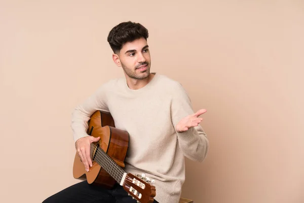 Jongeman Met Gitaar Geïsoleerde Achtergrond Met Verrassing Gezichtsuitdrukking — Stockfoto