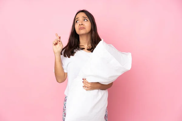 Mujer Joven Pijama Aislada Sobre Fondo Rosa Con Dedos Cruzando —  Fotos de Stock