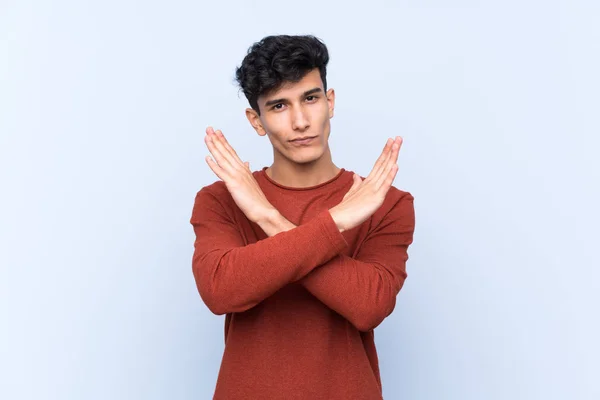 Jovem Argentino Sobre Fundo Azul Isolado Fazendo Nenhum Gesto — Fotografia de Stock