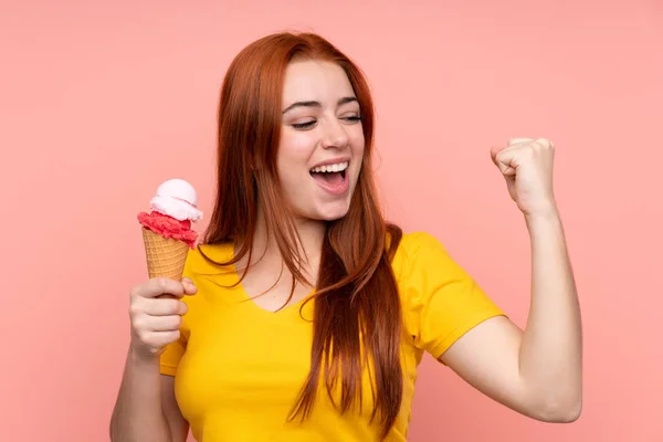 Jong Meisje Met Een Cornet Ijs Geïsoleerde Achtergrond Vieren Een — Stockfoto