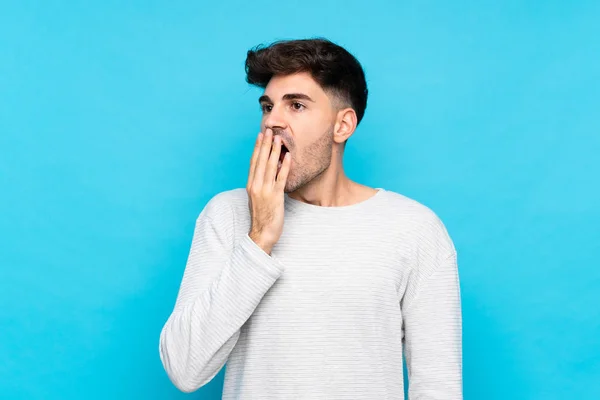 Young Man Isolated Blue Background Yawning Covering Wide Open Mouth — Stock Photo, Image