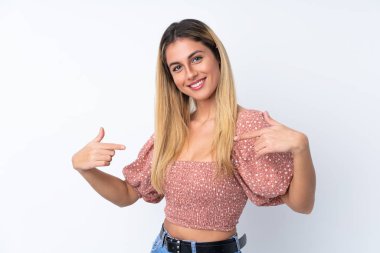 Genç Uruguaylı kadın soyutlanmış beyaz arka planda gururlu ve kendini beğenmiş