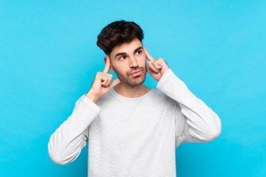 Soyutlanmış mavi bir geçmişi olan genç bir adam. Şüpheleri var ve düşünüyor.