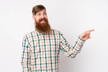 Uzun sakallı, soyutlanmış beyaz arka planı olan kızıl saçlı bir adam.