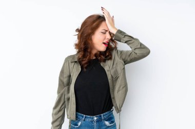 Soyutlanmış beyaz bir geçmişi olan genç bir Rus kadın bir şey fark etti ve çözüme niyetlendi.