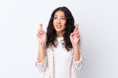 İzole edilmiş beyaz arka planda melez bir kadın şans diliyor ve en iyisini diliyor.