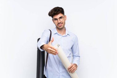 Genç mimar iyi bir anlaşmadan sonra beyaz arka planda el sıkışır.