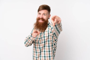 Uzun sakallı, soyutlanmış beyaz arka planı olan kızıl saçlı adam gülümserken seni işaret ediyor.