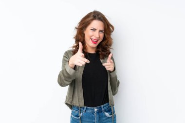 İzole edilmiş beyaz arka planda genç bir Rus kadın ön tarafı gösteriyor ve gülümsüyor.