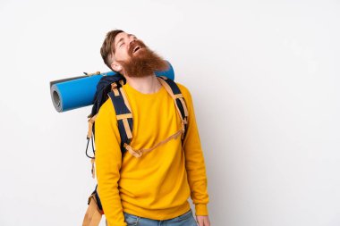 Genç dağcı büyük bir sırt çantası ile izole beyaz ba üzerinde