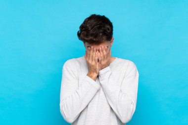 Soyutlanmış mavi bir geçmişi olan, yorgun ve hasta bir yüzü olan genç adam.