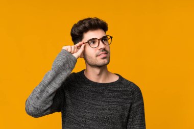 Gözlüklü, soyutlanmış genç bir adam.