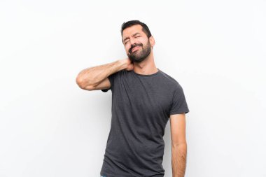 Boynu ağrıyan, soyutlanmış beyaz bir geçmişi olan yakışıklı bir genç.