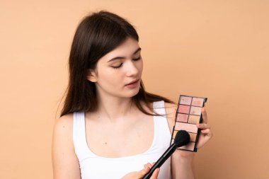 Makyaj paleti ile izole edilmiş genç Ukraynalı kız.
