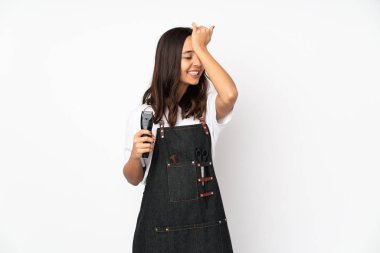 Beyaz arka planda izole edilmiş genç kuaför kadın bir şey fark etti ve çözüme niyetlendi.