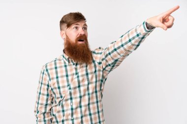 Uzun sakallı, soyutlanmış beyaz arka planı olan kızıl saçlı bir adam.