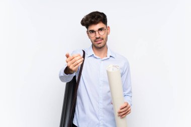 İzole edilmiş beyaz arka planda genç bir mimar. Gelmeye davet ediyor.