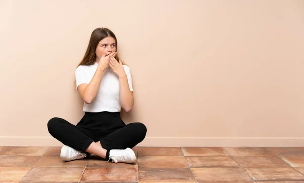 Ουκρανός Έφηβος Κορίτσι Κάθεται Στο Πάτωμα Καλύπτει Στόμα Και Κοιτάζοντας — Φωτογραφία Αρχείου