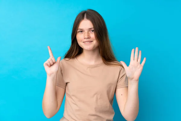 Ukrainska Tonåring Flicka Över Isolerad Blå Bakgrund Räkna Sju Med — Stockfoto