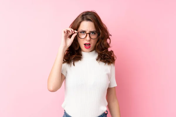 Junge Russin Über Isoliertem Rosa Hintergrund Mit Brille — Stockfoto