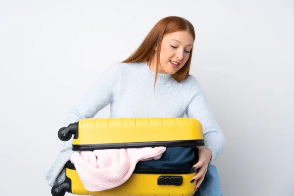 Cestovatel žena s kufrem plným oblečení — Stock fotografie