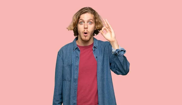 Blonde Man Surprised Showing Sign Colorful Background — Stock Photo, Image