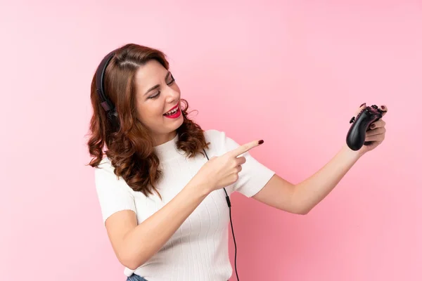 Joven Rusa Sobre Fondo Rosa Aislado Jugando Videojuegos —  Fotos de Stock