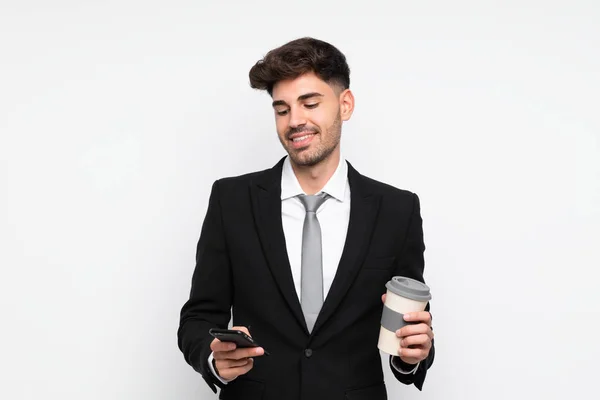 Jovem empresário segurando café para tirar sobre fundo branco isolado — Fotografia de Stock