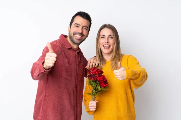 Casal Dia Dos Namorados Segurando Flores Sobre Fundo Isolado Dando — Fotografia de Stock