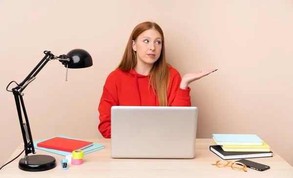 Junge Studentin Arbeitsplatz Mit Laptop Unglücklich Weil Sie Etwas Nicht — Stockfoto