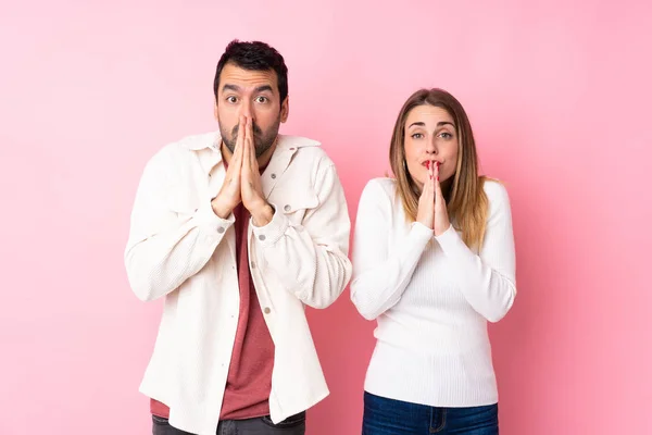 Coppia Giorno San Valentino Sopra Sfondo Rosa Isolato Tiene Palma — Foto Stock