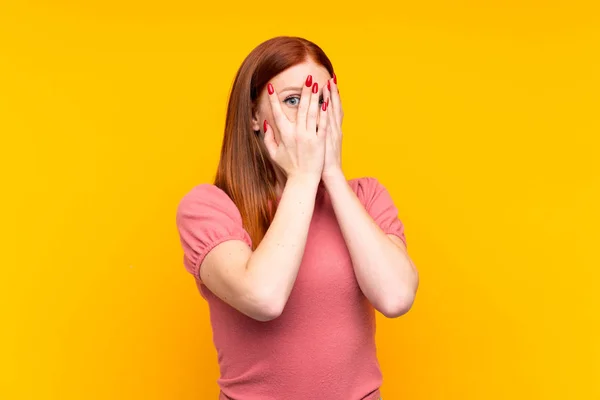 Mulher Ruiva Jovem Sobre Fundo Amarelo Isolado Cobrindo Olhos Olhando — Fotografia de Stock