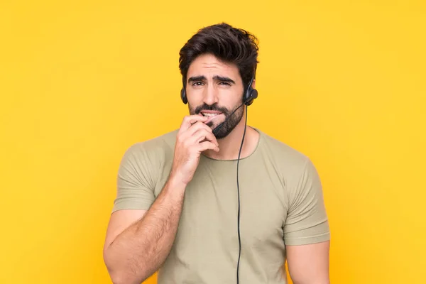 Hombre Telemarketer Trabajando Con Auricular Sobre Fondo Amarillo Aislado Nervioso — Foto de Stock