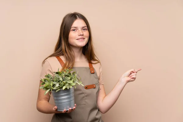 Oekraïense Tiener Tuinier Meisje Met Een Plant Wijzende Vinger Naar — Stockfoto