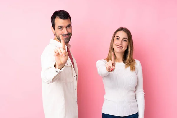 Coppia San Valentino Sfondo Rosa Isolato Che Mostra Solleva Dito — Foto Stock