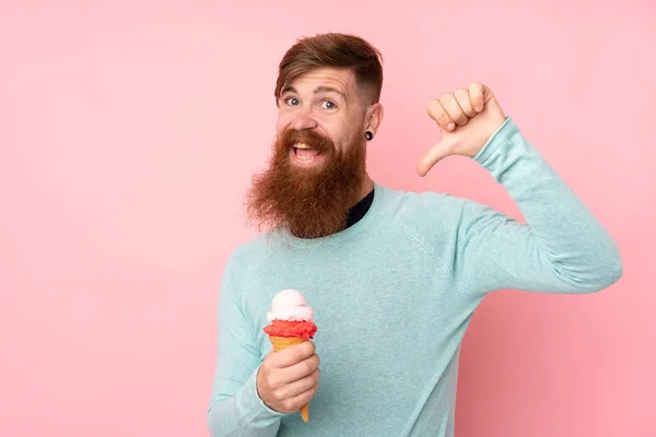 Homem Ruivo Com Barba Longa Segurando Sorvete Corneta Sobre Fundo — Fotografia de Stock