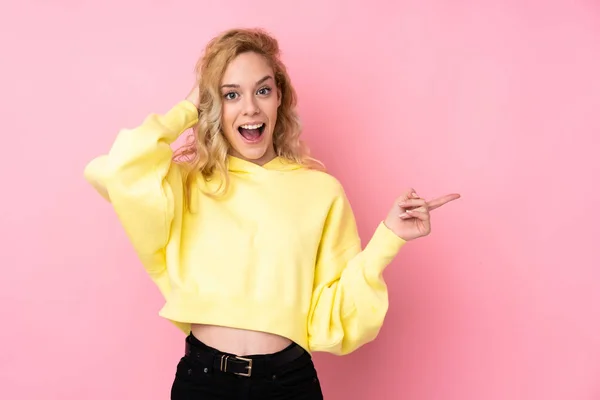 Young Blonde Woman Wearing Sweatshirt Isolated Pink Background Surprised Pointing — Stock Photo, Image