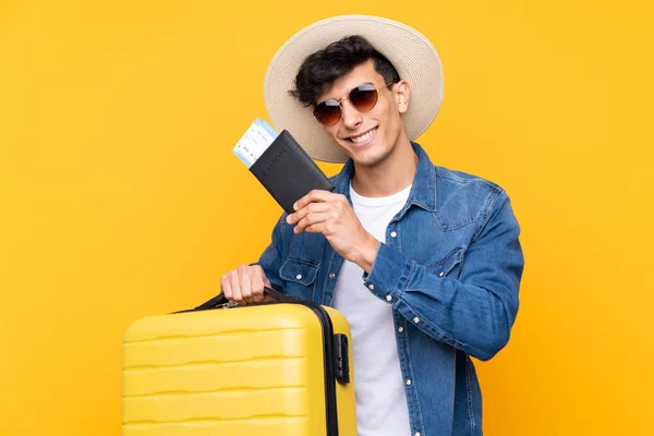 Mladý Argentinec Muž Přes Izolované Žluté Pozadí Dovolené Kufrem Pasem — Stock fotografie