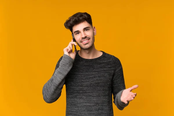 Jeune Homme Sur Fond Isolé Gardant Une Conversation Avec Téléphone — Photo