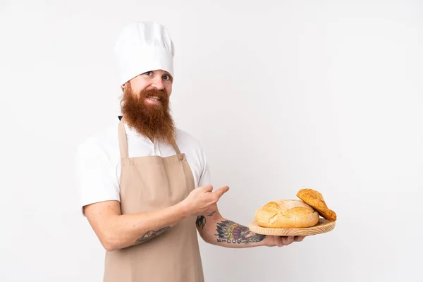 Rotschopf Koch Uniform Männlicher Bäcker Hält Einen Tisch Mit Mehreren — Stockfoto