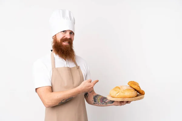 Roodharige Man Chef Kok Uniform Mannelijke Bakker Die Een Tafel — Stockfoto