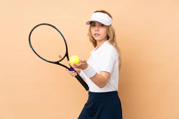 Teenager Russische Mädchen Isoliert Auf Beigem Hintergrund Tennis Spielen — Stockfoto