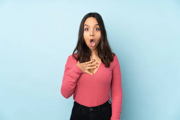 Young Mixed Race Woman Isolated Blue Background Surprised Shocked While — Stock Photo, Image