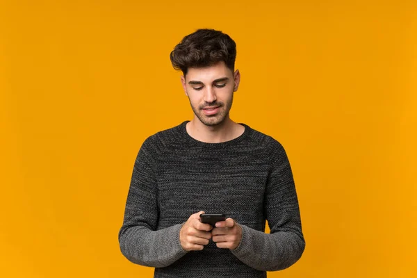 Zole Edilmiş Arka Plan Üzerinde Genç Adam Cep Telefonuyla Bir — Stok fotoğraf